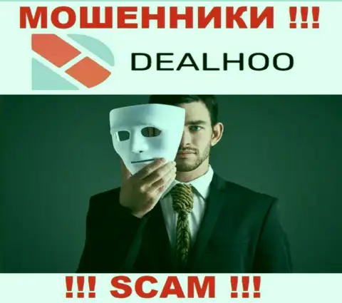 В брокерской компании DealHoo обувают малоопытных клиентов, требуя вводить деньги для погашения комиссии и налогового сбора